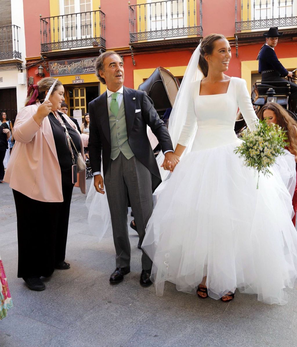 Constanza Villar-Mir y su padre, en su llegada a la iglesia