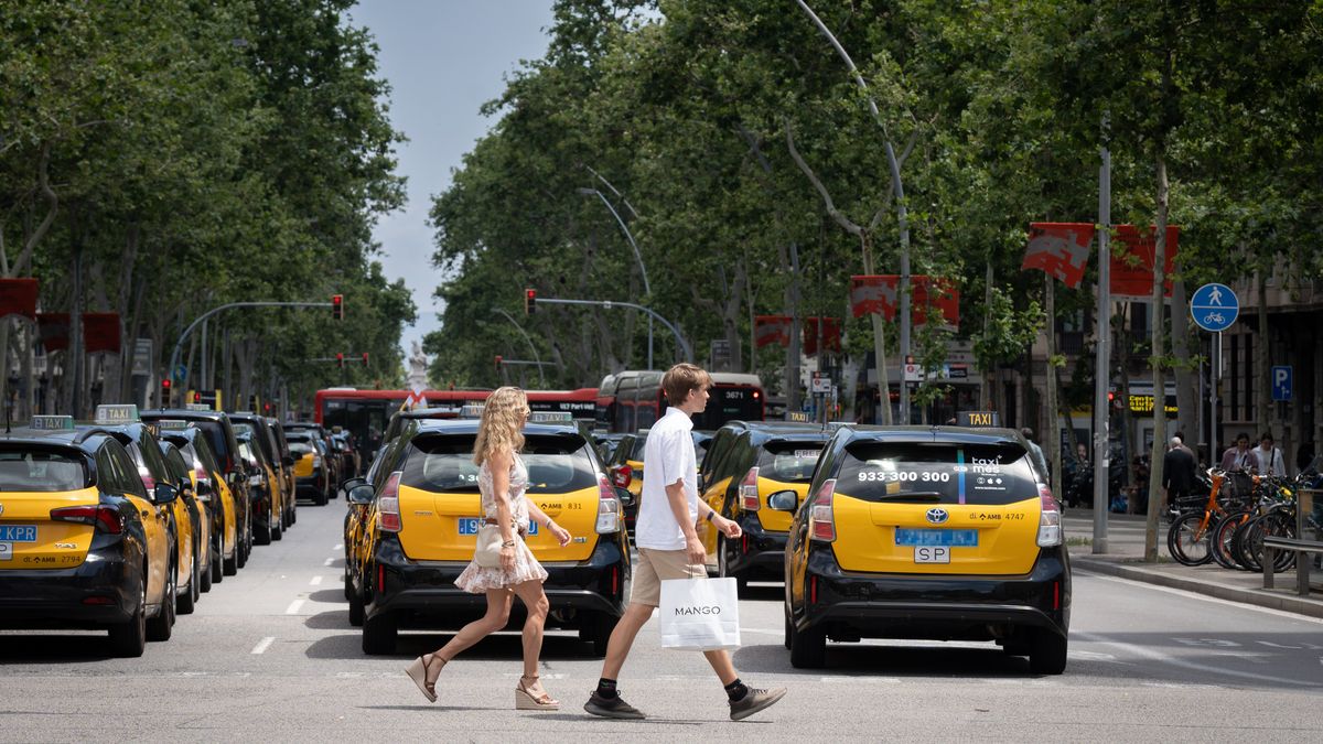 Dos mujeres taxistas de Barcelona denuncian ser víctimas de agresión sexual y robo por un cliente