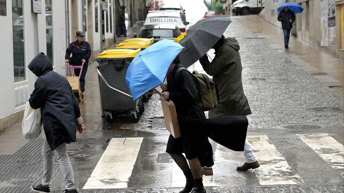 Gente con paraguas por lluvias en A Coruña