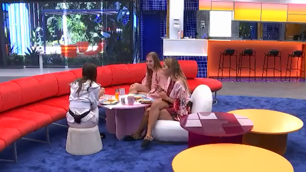 Lucía, Silvia y Daniela desayunan