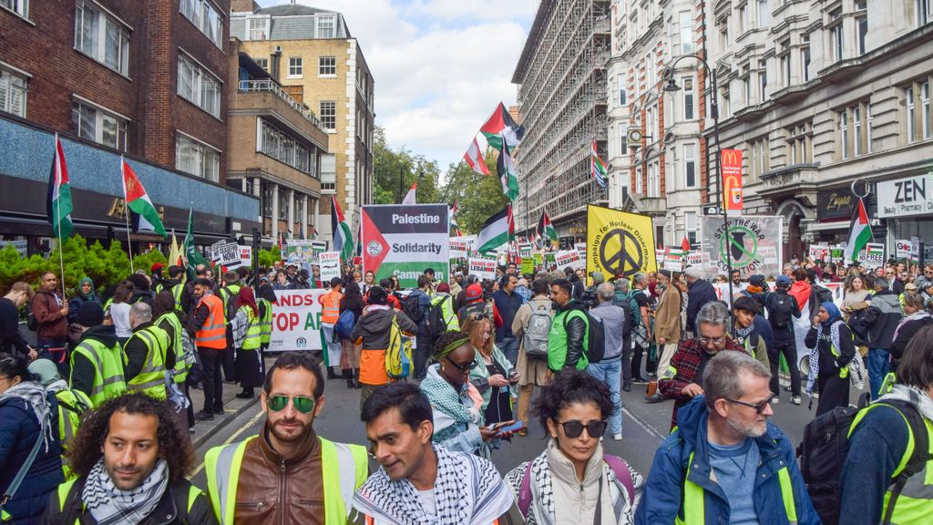 Miles de manifestantes piden el fin de la ofensiva israelí en ciudades británicas