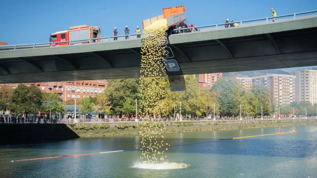 20.000 patitos de goma se mojan por la investigación en la ría de Bilbao