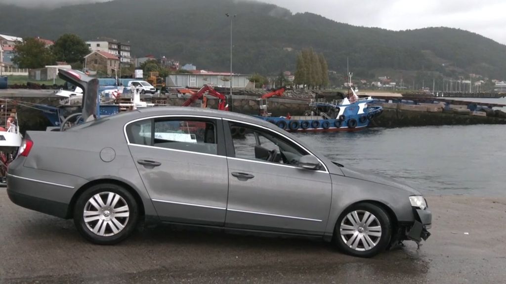 Coche con el que se tiró al mar un hombre con una mujer en Moaña, Pontevedra