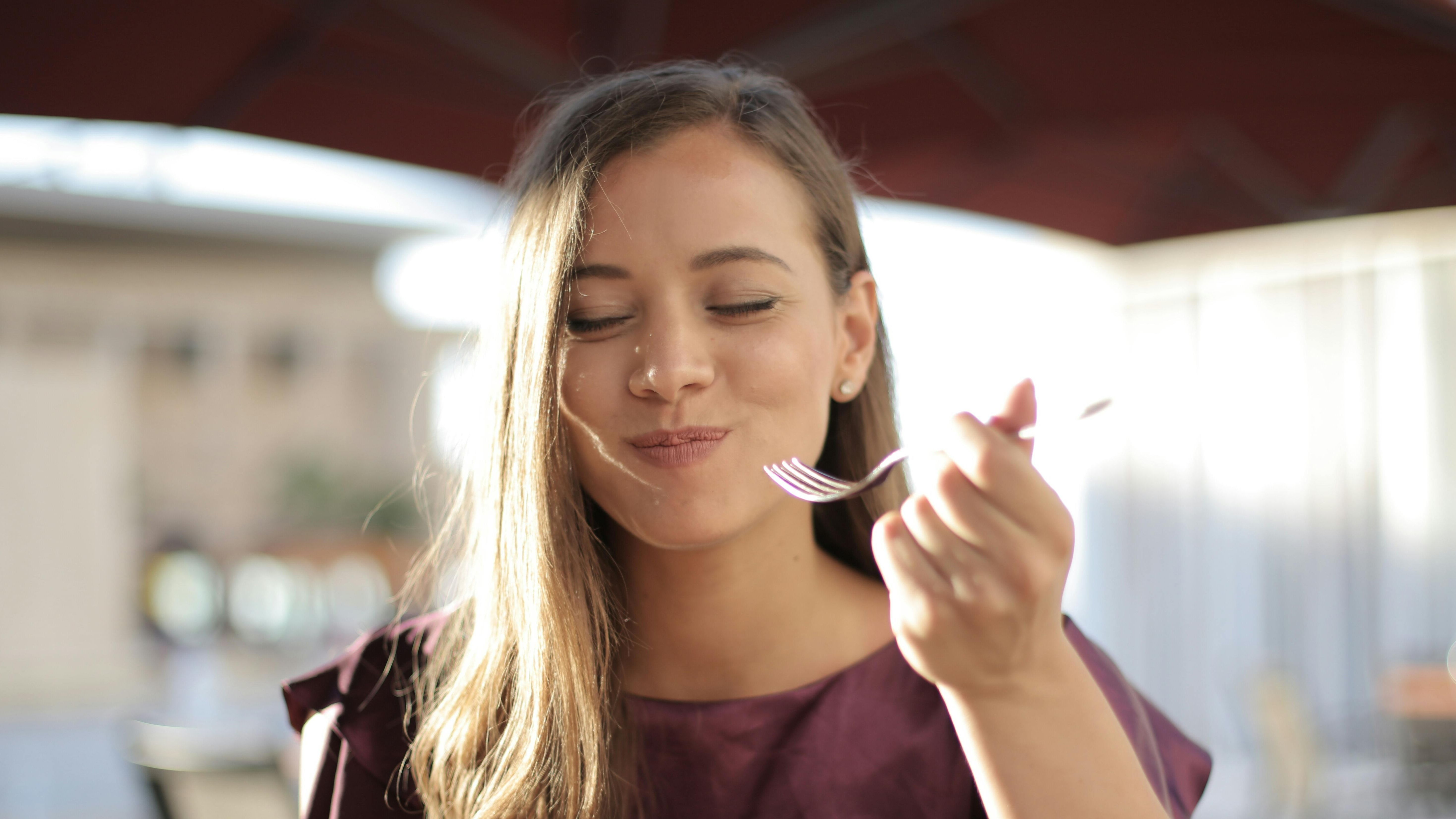 El mewing podría mejorar la masticación. FUENTE: Pexels