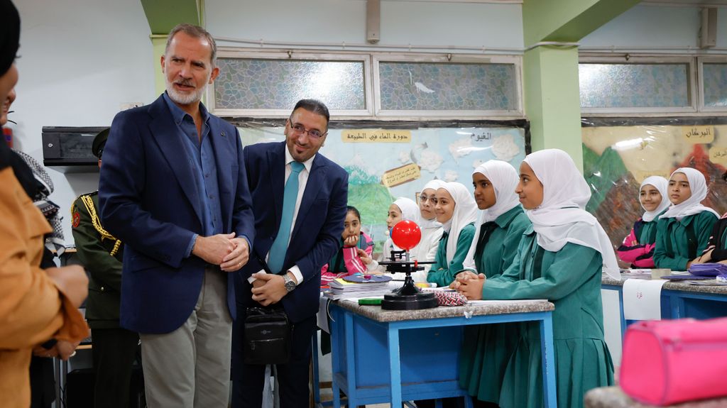 El rey Felipe VI conoce un centro escolar para niñas durante su visita este domingo al campo de refugiados palestinos de Baqa'a