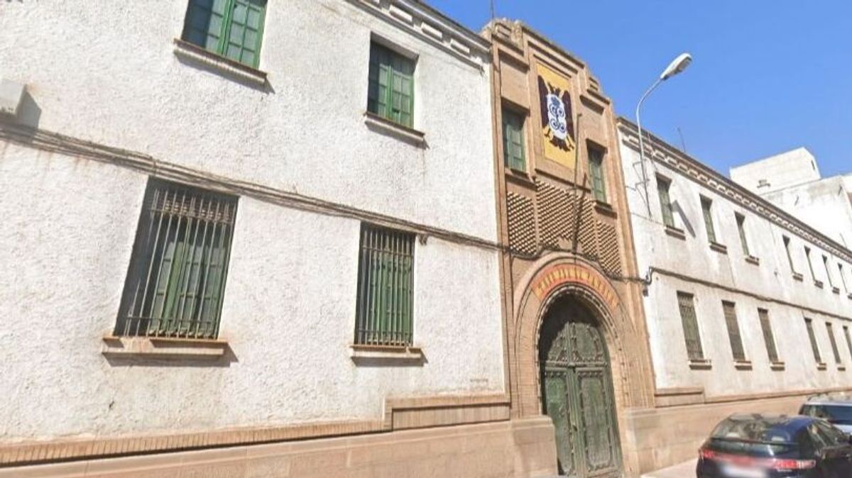 Fachada de la antigua casa cuartel de la Guardia Civil en Linares, Jaén