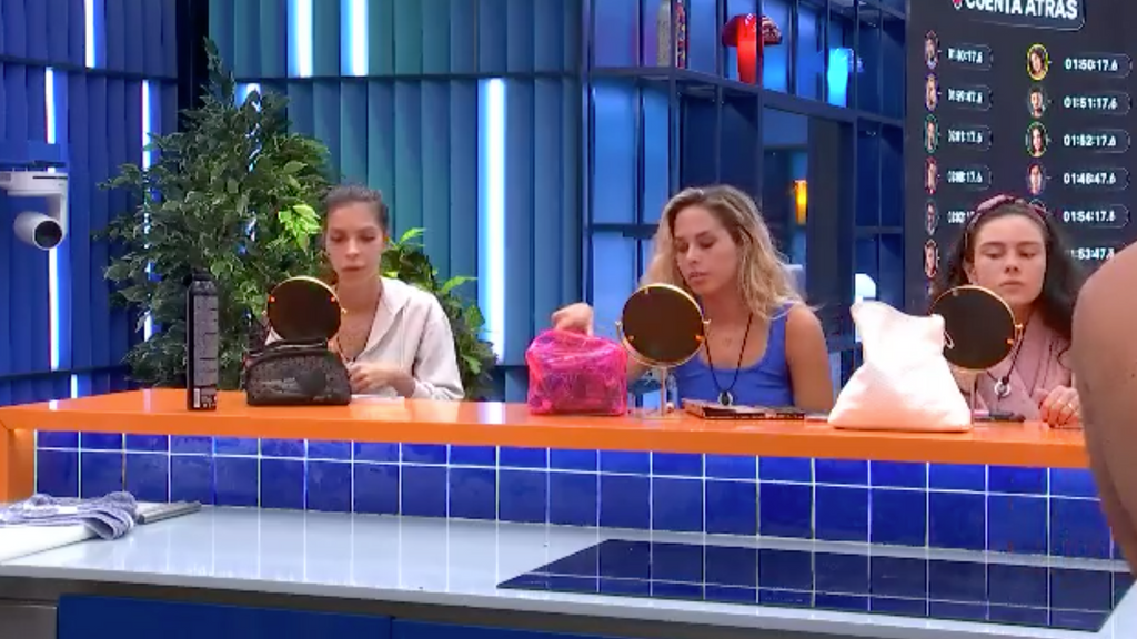 Lucía, Violeta y Nerea se maquillan en la cocina