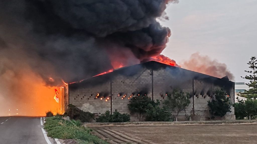 Aconsejan cerrar puertas y ventanas tras quemarse una nave de aceite reciclado en Alboraya, Valencia