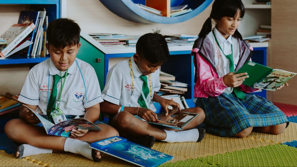 Niños estudiando