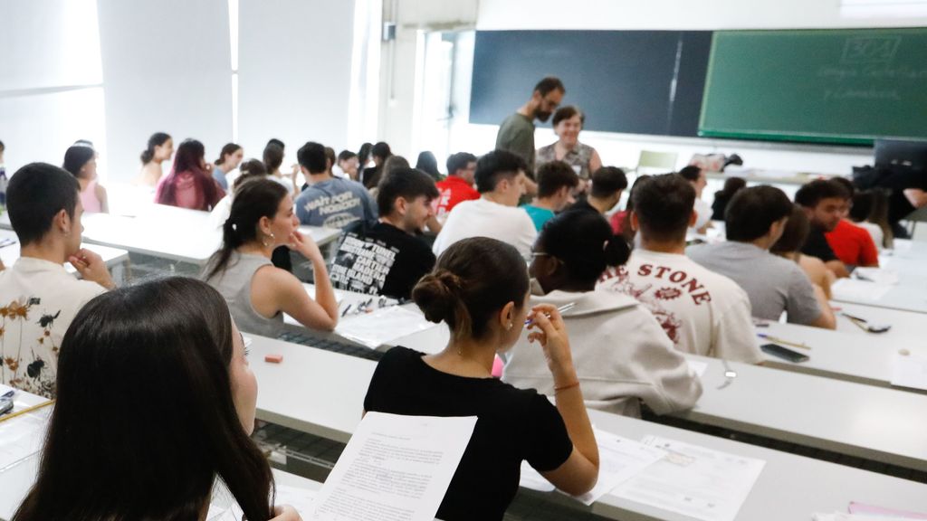 Alumnos sentados en un aula universitaria.