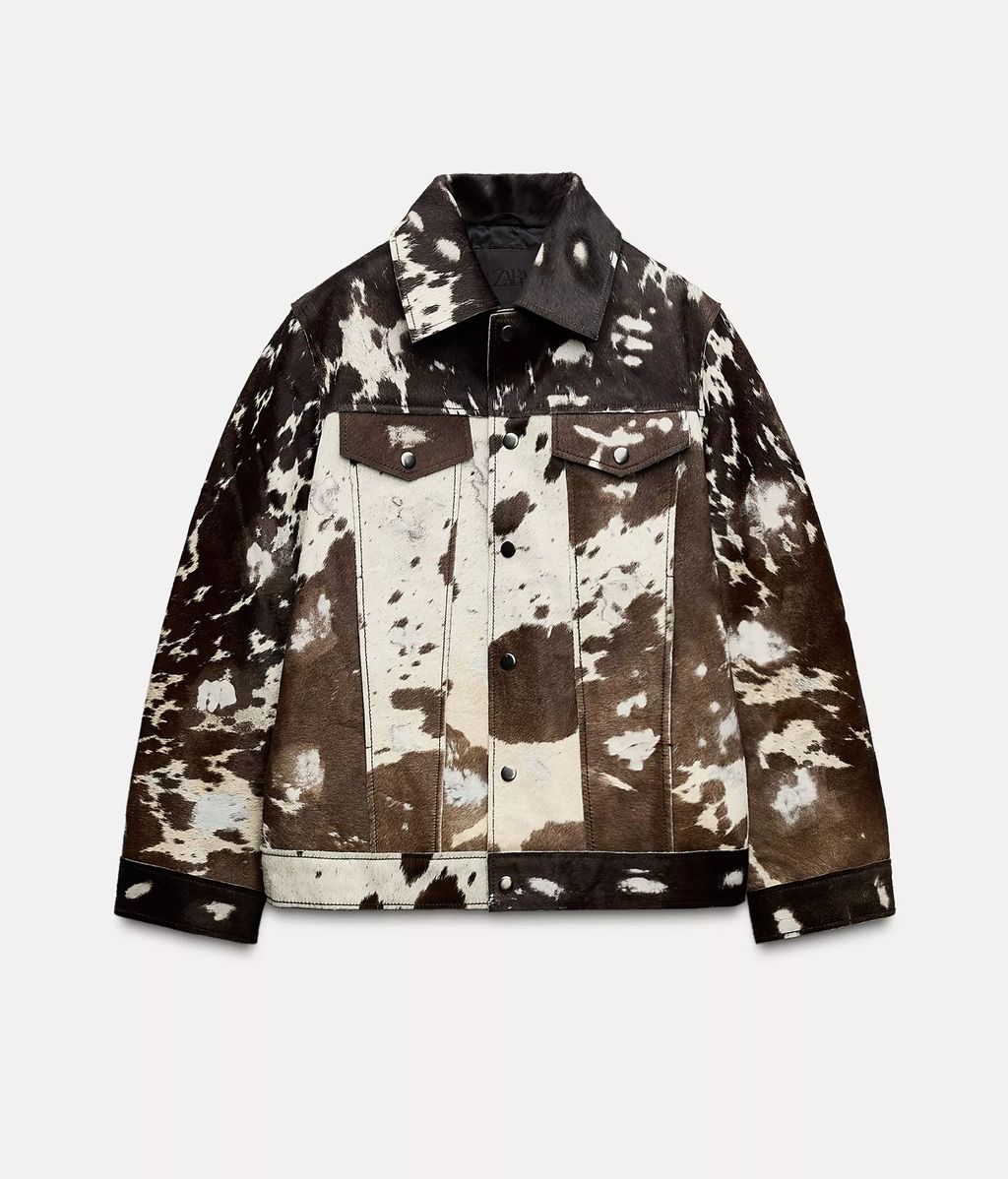 Chaqueta con estampado de vaca de Zara