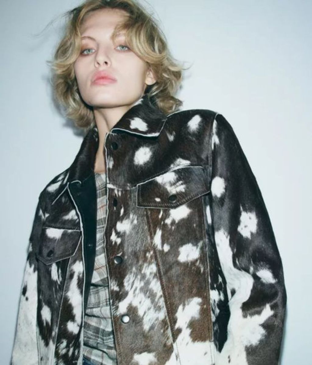 Chaqueta de pelo y estampado de vaca de Zara