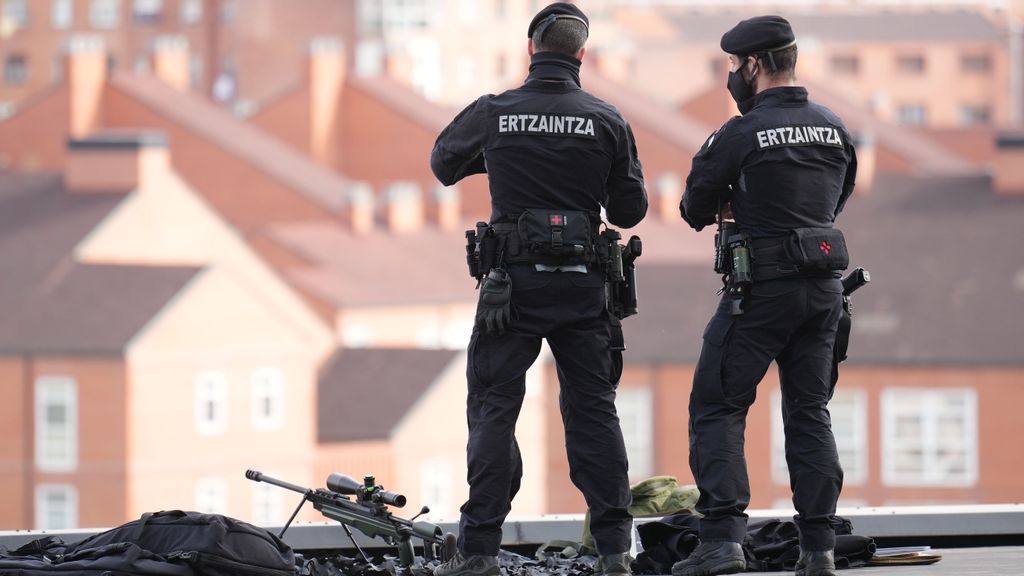 Dos agentes de la Ertzaintza vigilan desde una azotea