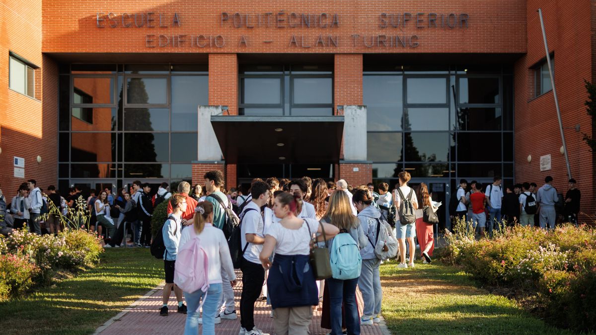 Estudiantes repasan apuntes antes de de iniciar los examenes de la EvAU en Madrid