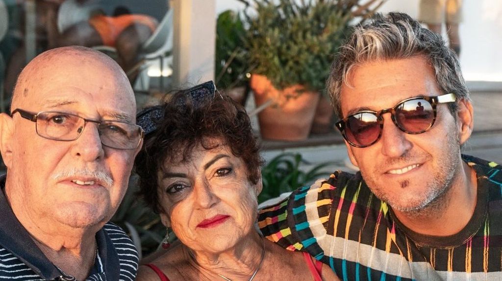 Fernando Marcos, novio de Mayte Zaldívar, posa con sus padres en redes sociales