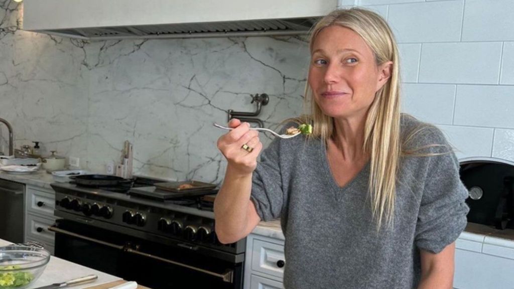 Gwyneth Paltrow cocinando en su cocina