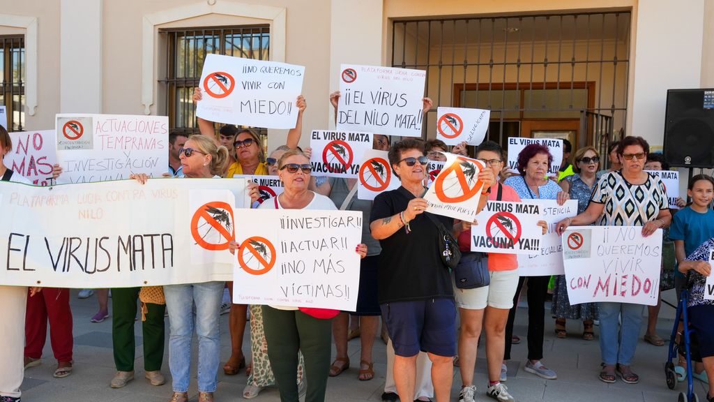 Imágenes de la protesta de los vecinos por las muertes a causa del virus de la fiebre del Nilo, a 2 de septiembre de 2024, en Isla Mayor, Sevilla