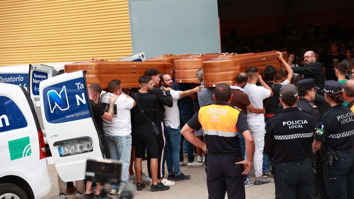 Más de 4.000 personas acuden al velatorio de la familia fallecida en el incendio de Guillena, Sevilla