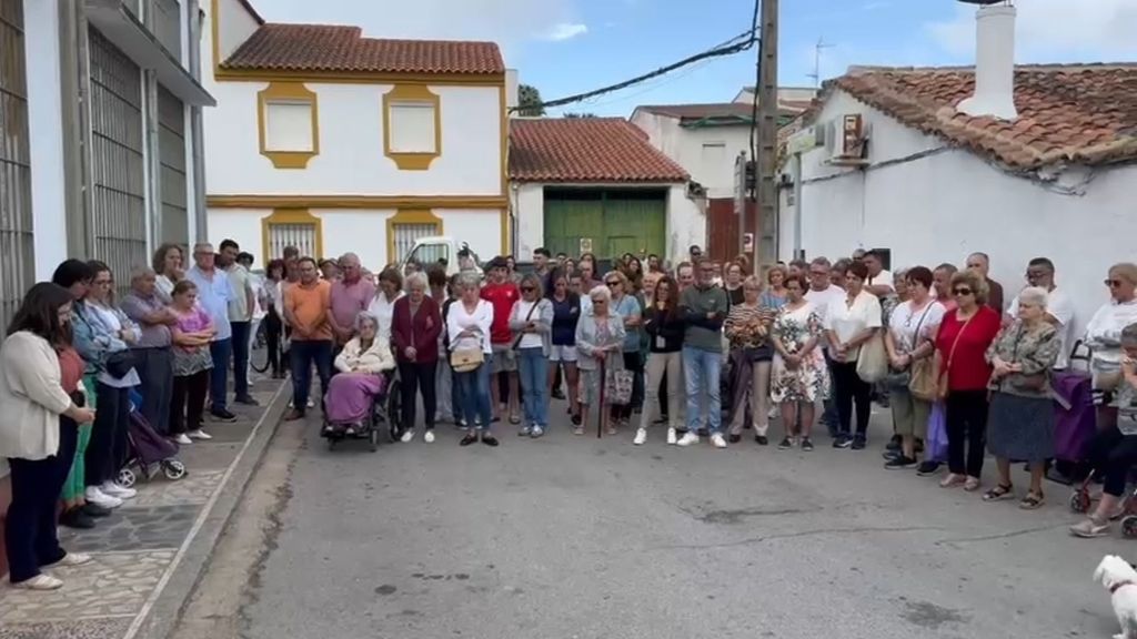 Así ha sido el minuto de silencio en El Ronquillo, el pueblo donde tenía un puesto de fruta el marido fallecido en el incendio de Guillena