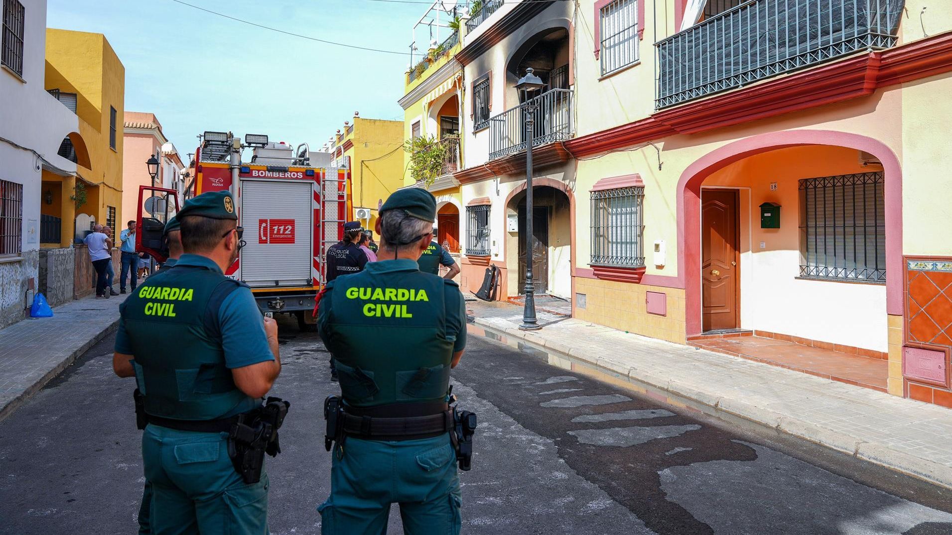 Momento de la intervención de los bomberos en el incendio de la vivienda
