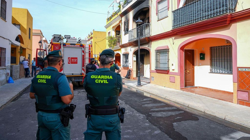 Momento de la intervención de los bomberos en el incendio de la vivienda