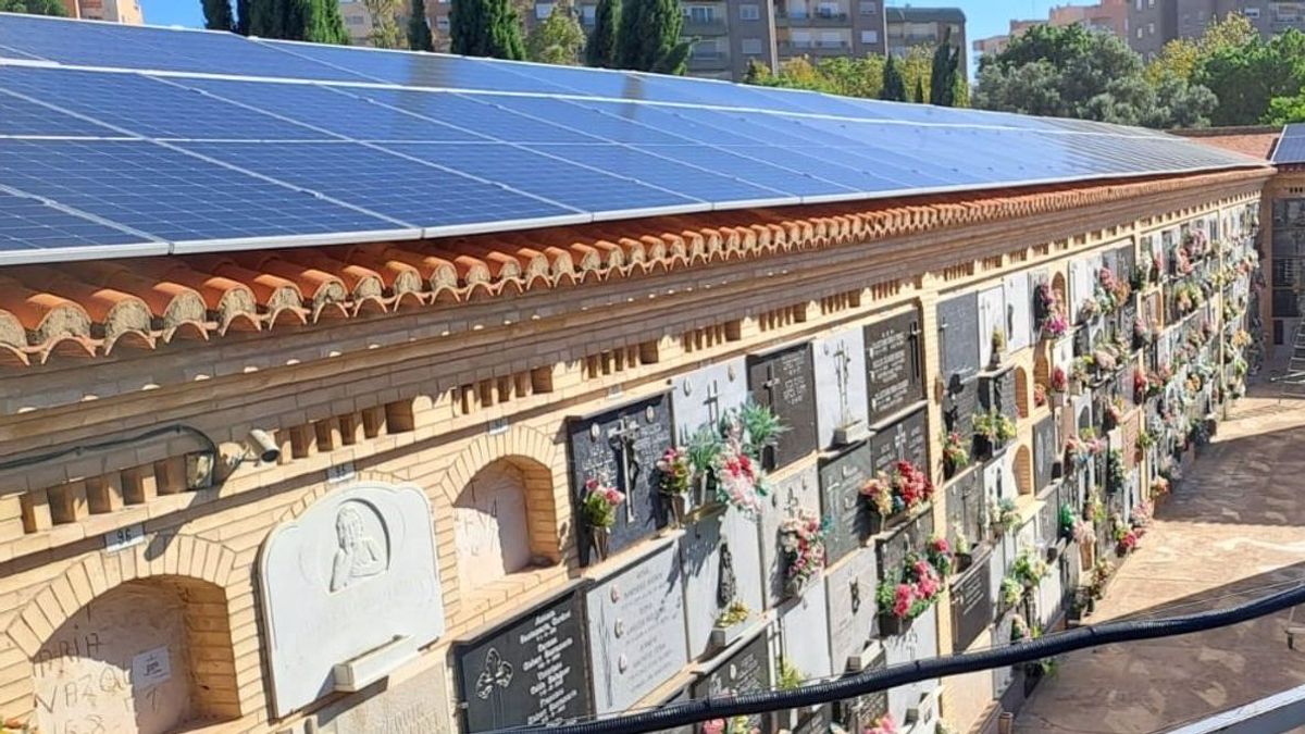 Paneles solares en el cementerio de Campanar