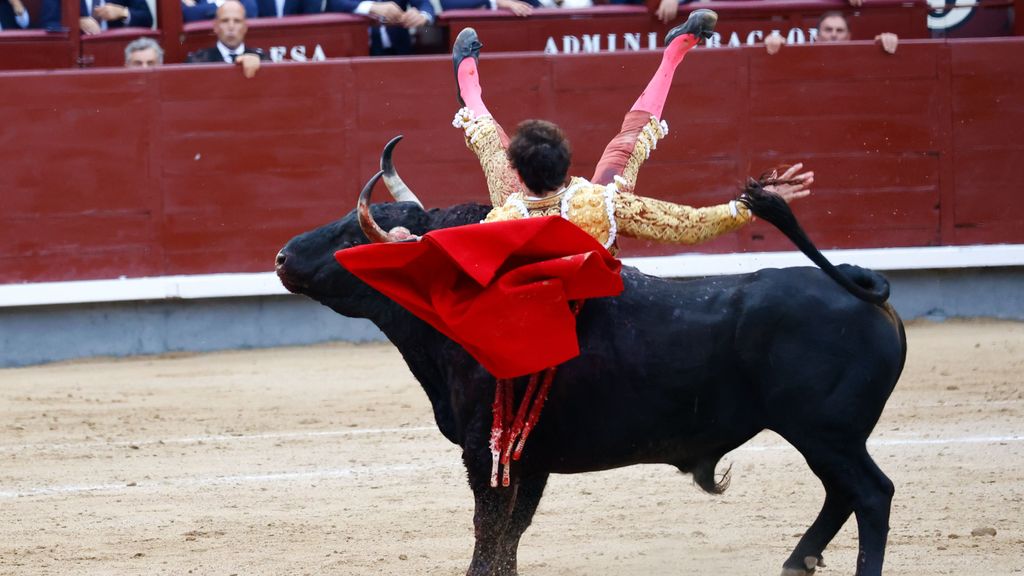 Roca Rey sufre una grave cogida durante su faena en la plaza de toros de Las Ventas, a 6 de octubre de 2024.