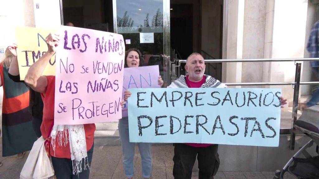 Un grupo de personas con pancartas se manifiestan contra la suspensión de la entrada en prisión de los empresarios