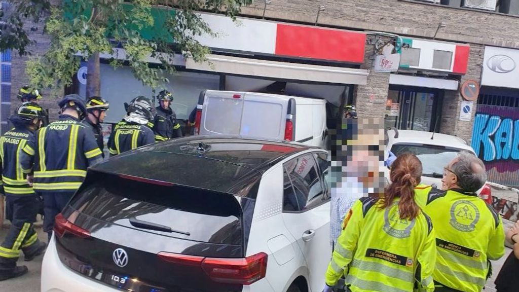 Una furgoneta y un coche se empotran contra una pizzería tras ser golpeados por otro en Madrid