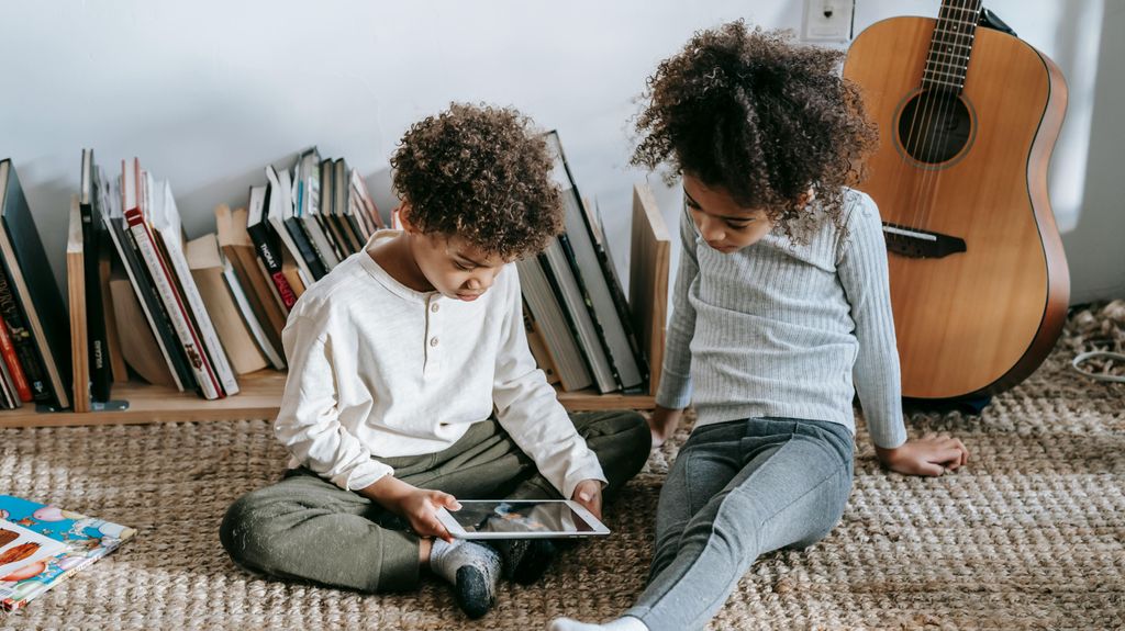 Unos niños jugando con una tablet