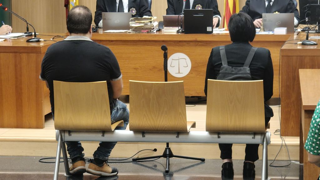 Unos padres que lesionaron gravemente a su bebé en Torrent eluden prisión al pactar una rebaja de la pena de 26 a 2 años