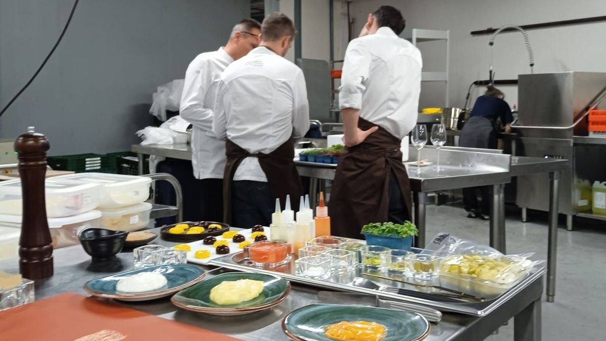 Varios cocineros durante el primer día del congreso