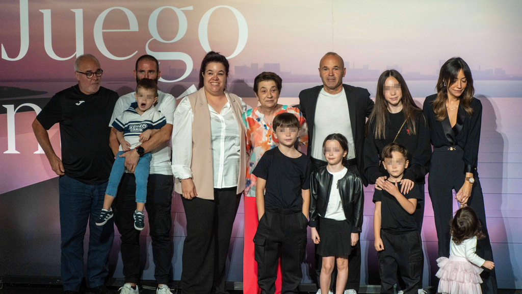 Andrés Iniesta junto a su familia en su acto de retirada