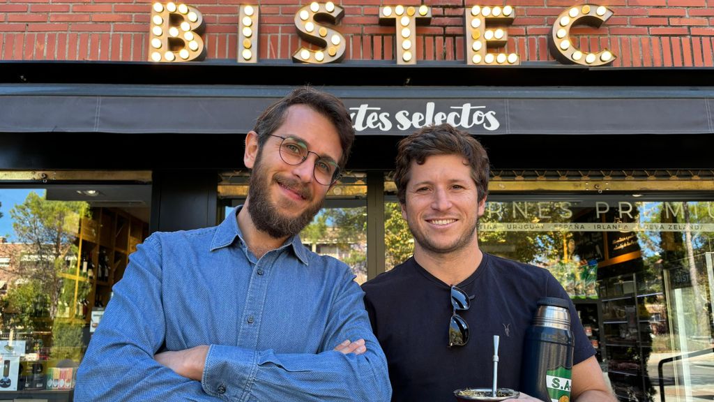 Carlos y Alan, con Bistec, su carnicería premium, al fondo