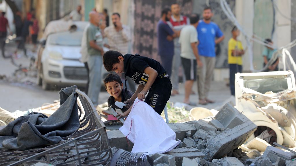 Dos niños palestinos en el campamento de Bureij, en Gaza