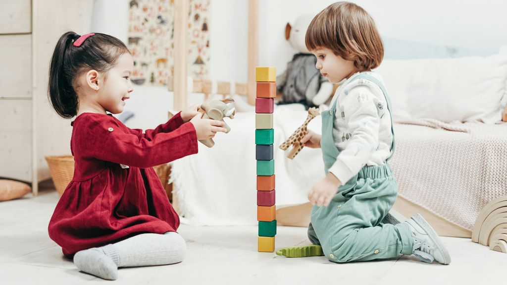 Dos niños pequeños jugando