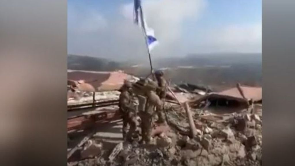 El Ejército israelí sigue adentrándose en el Líbano e iza la bandera en una localidad fronteriza