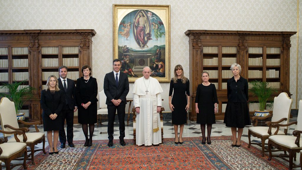 El Papa Francisco posa en una fotografía con el presidente del Gobierno, Pedro Sánchez (4i), en el Vaticano