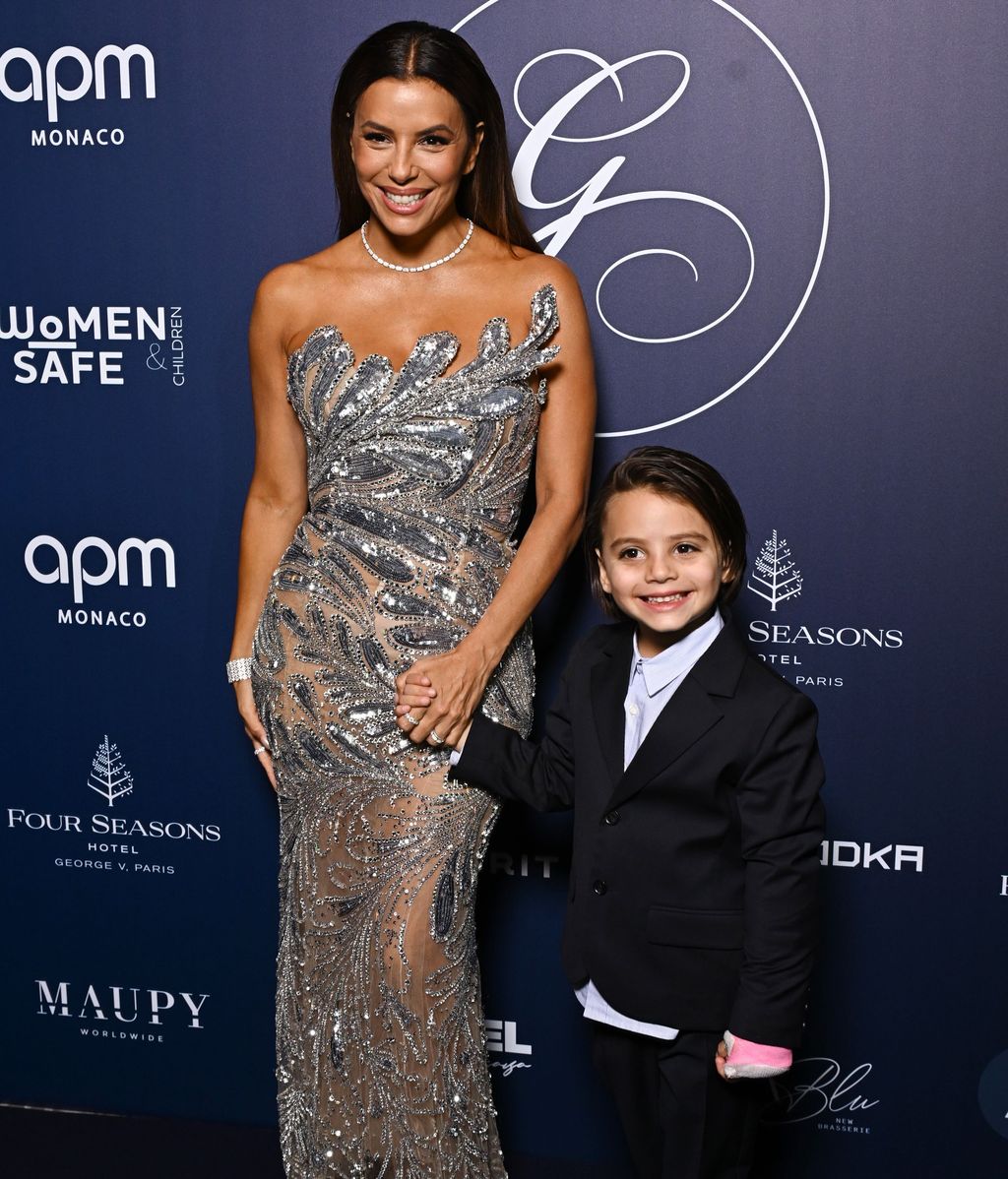 El pequeño Santi ha derrochado simpatía junto a su madre en la alfombra roja