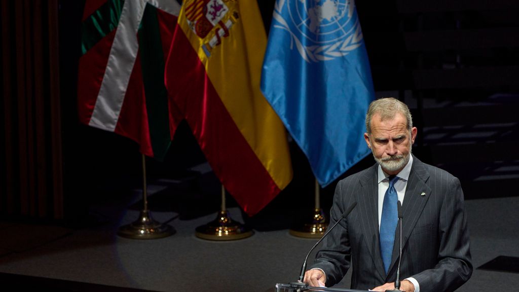 El rey Felipe VI da la cara por las víctimas del terrorismo en plena batalla política en España