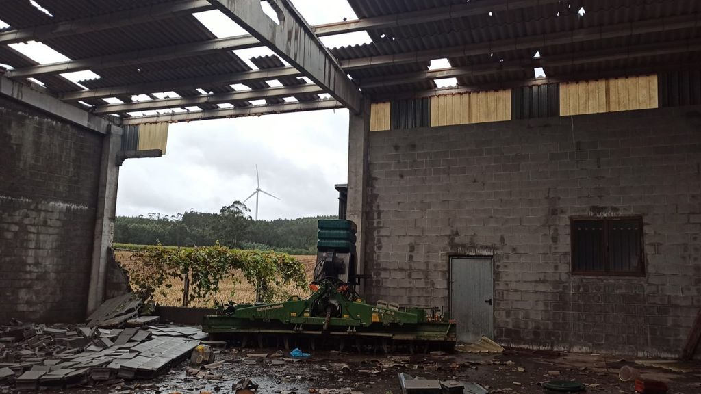 El viento levantó el tejado de esta nave en Tines, Vimianzo (A Coruña)