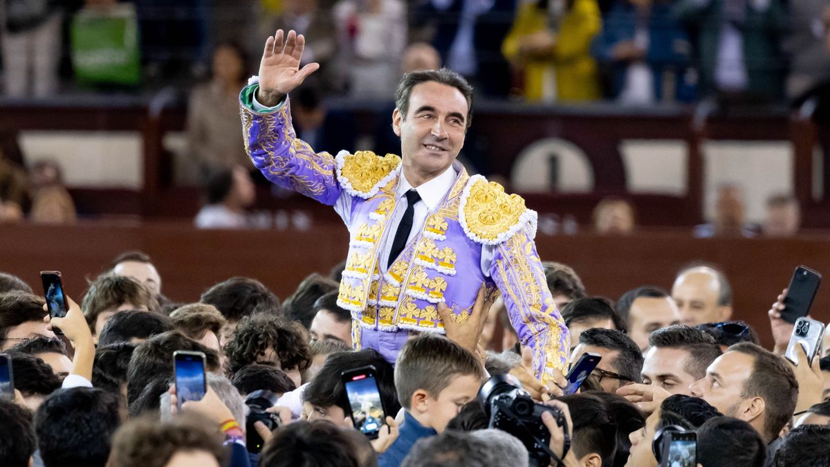 Enrique Ponce durante su despedida a los ruedos en la plaza de toros de Las Ventas en Madrid