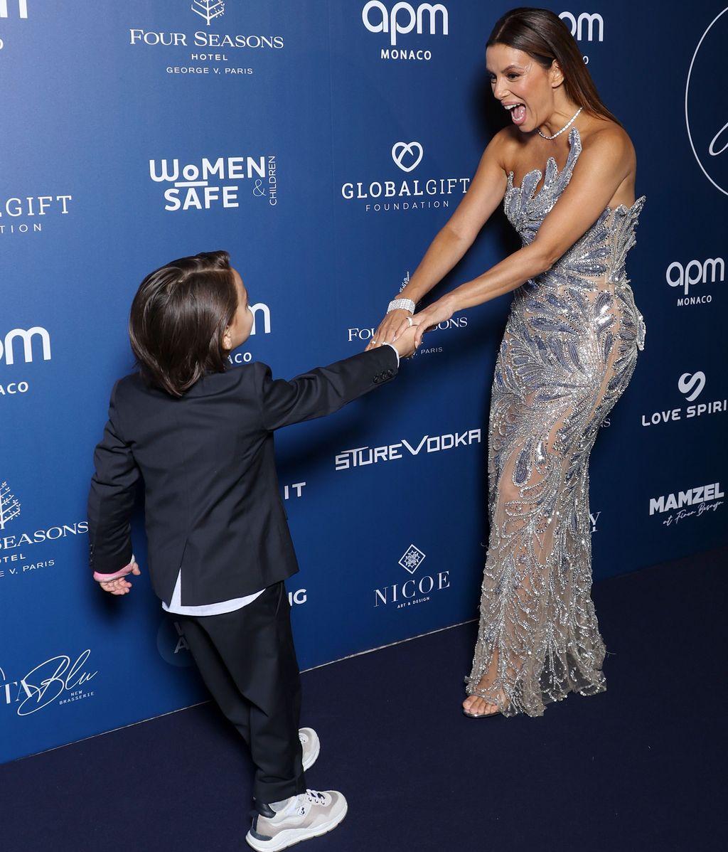 Eva Longoria y su hijo en la Gala Global Gift