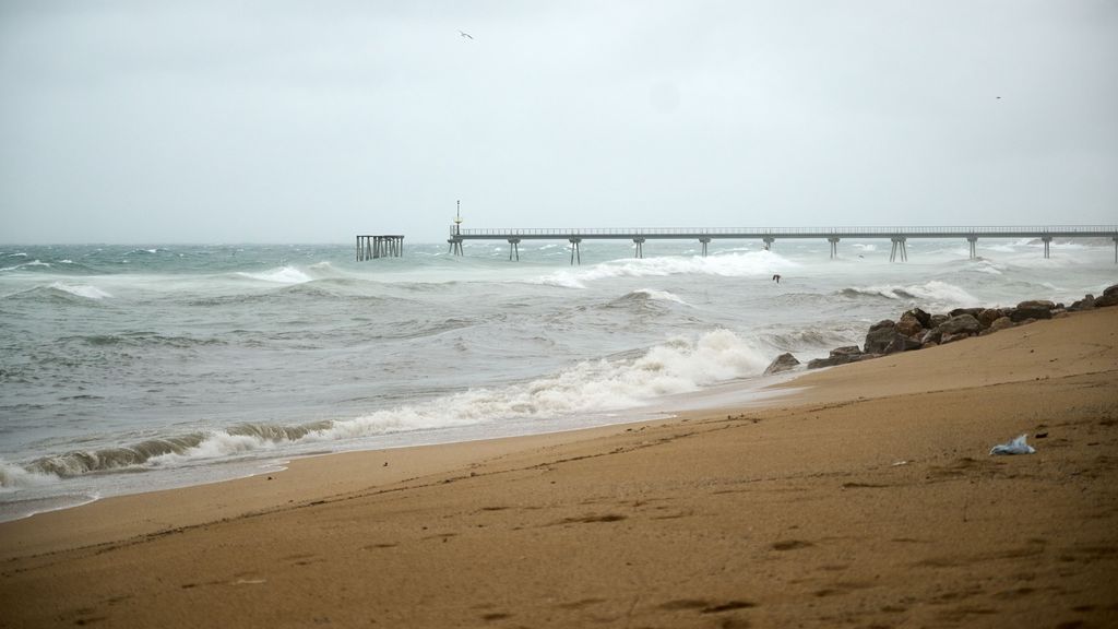 Fuertes rachas de viento y oleaje en Badalona, Barcelona