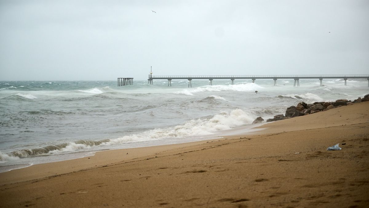 Fuertes rachas de viento y oleaje en Badalona, Barcelona