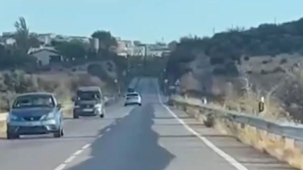 Un conductor invade repetidamente el carril contrario en una carretera de Cáceres poniendo a todos en riesgo