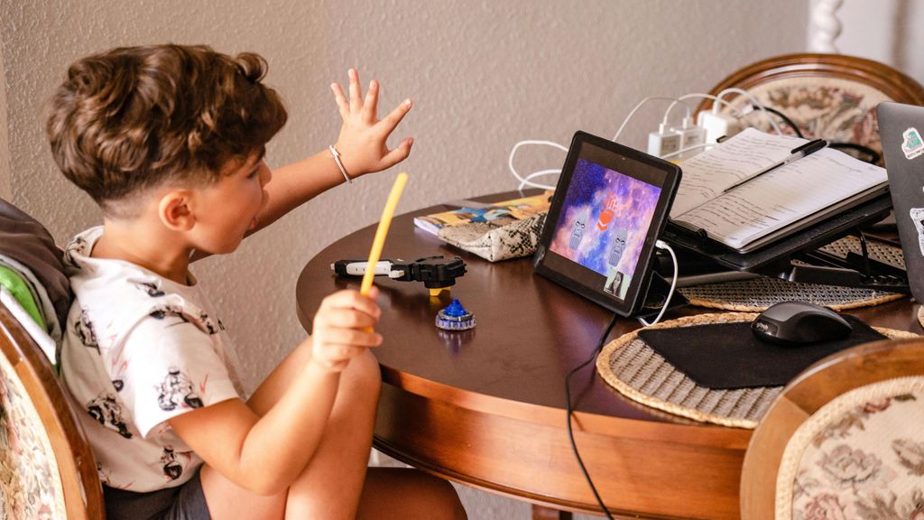 Un niño jugando con una tablet