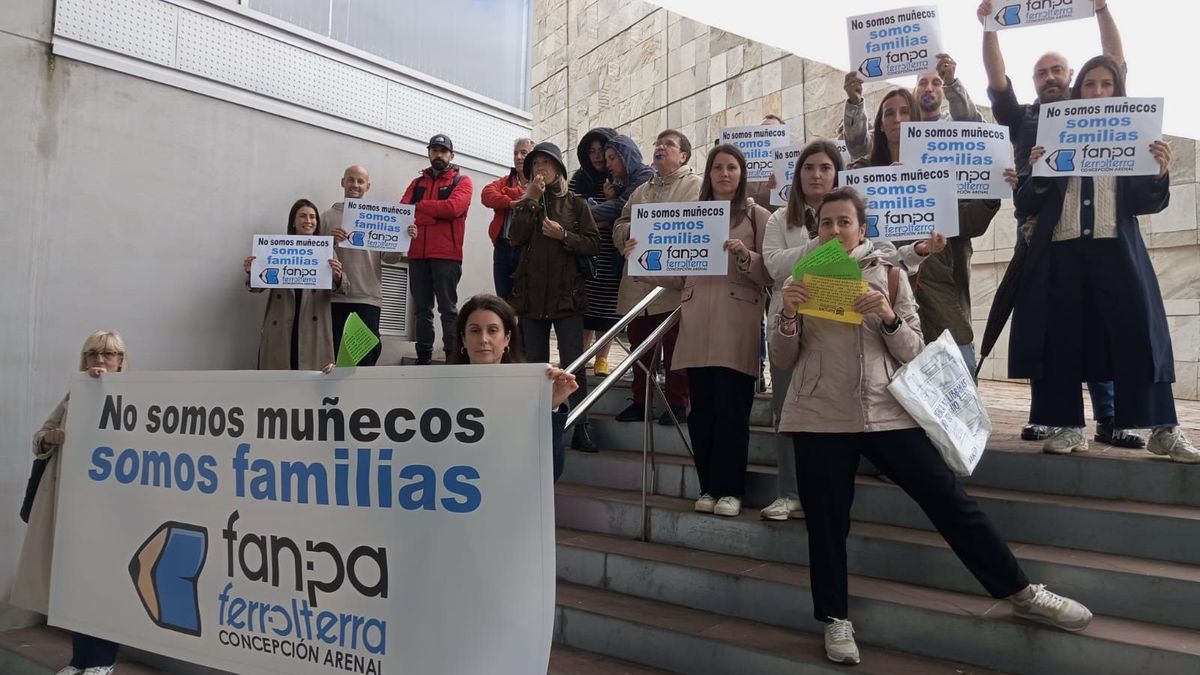 Varias familias del colegio Cristo Rey de Ferrol desplazadas a la Cidade da Cultura de Galicia, en Santiago de Compostela