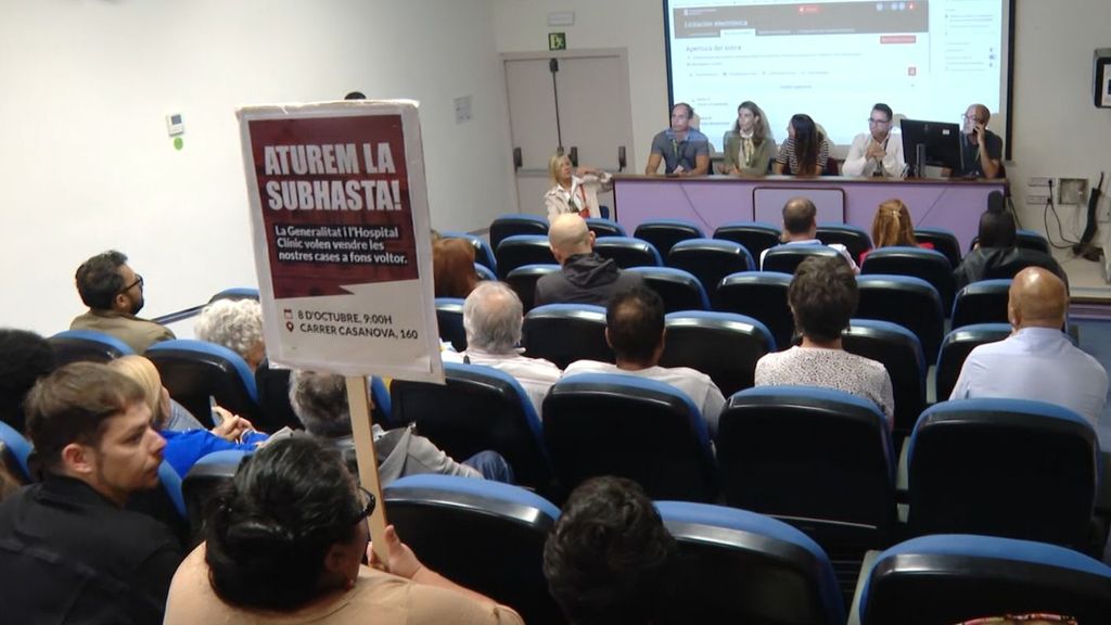 Los vecinos protestan en la subasta de cinco fincas del Hospital Clínic de Barcelona