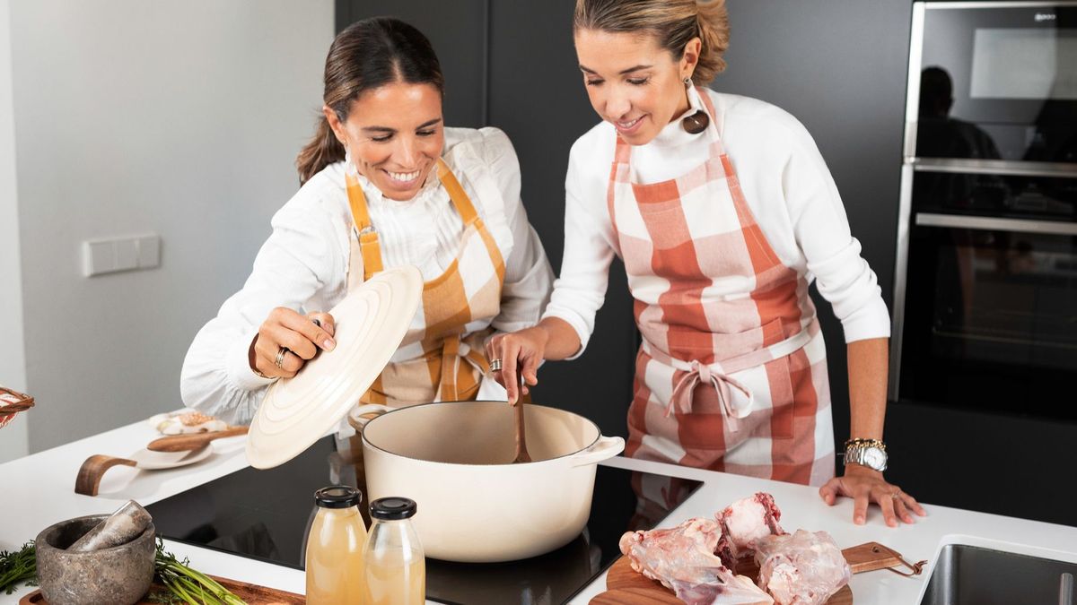 Bea y María, fundadoras de Cooldo, cocinando uno de sus caldos de huesos